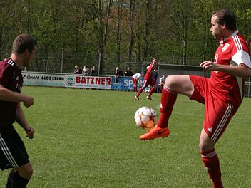 Der Eberner Stürmer Jonas Ludewig (rechts) legt den Ball mit viel Gefühl an seinem Memmelsdorfer Gegenspieler vorbei.