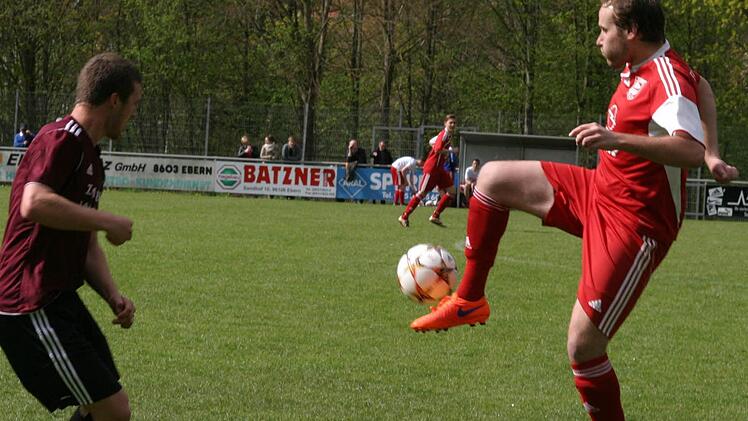 Der Eberner Stürmer Jonas Ludewig (rechts) legt den Ball mit viel Gefühl an seinem Memmelsdorfer Gegenspieler vorbei.