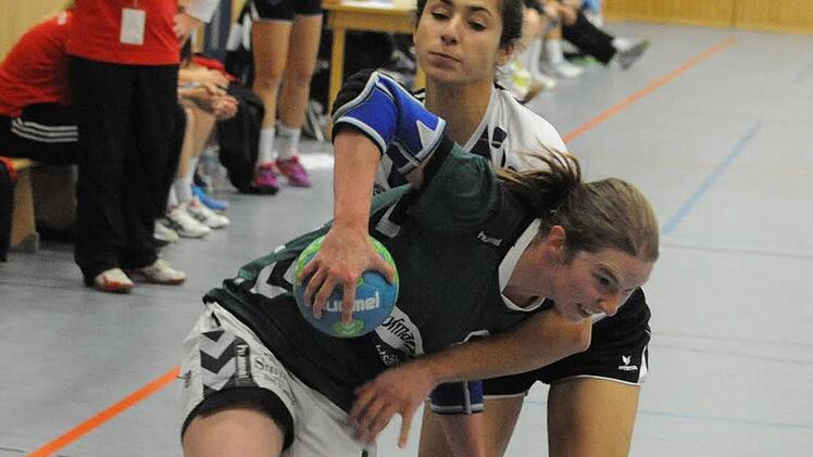 Kampf und Krampf: Es war ein Arbeitssieg, den die SG Garitz/Nüdlingen da fabrizierte gegen das Schlusslicht der Liga. Auf unserem Bild müht sich Carolin Annon ab gegen Öykü Keskin vom TV Haunstetten II. Foto: Hopf