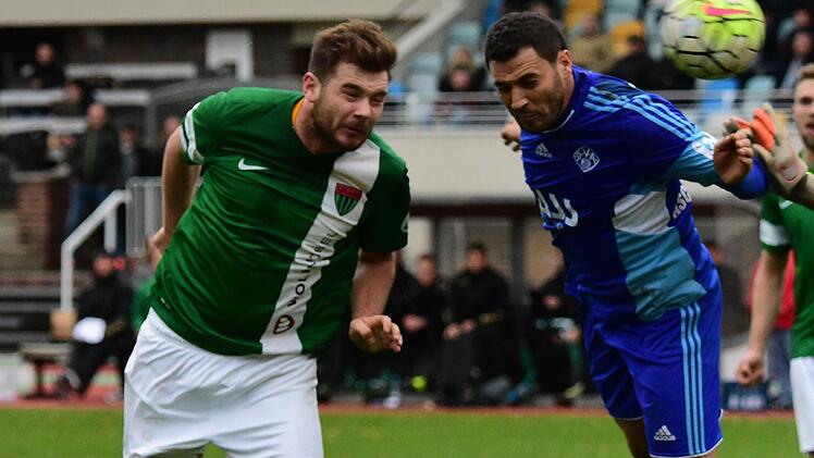 Auf seine Wucht und Torgefährlichkeit setzt der FC 05 Schweinfurt heute auch gegen den FC Amberg: Tom Jäckel (links). Foto: Anand Anders