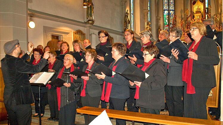 Hervorragende Stimmen - der katholische Kirchenchor Friesen unter der Leitung von Sascha Reimann. Foto: Susanne Deuerling