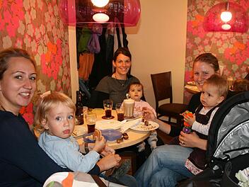 Ein Bild aus besseren Zeiten: Mareike Burghardt mit Levi, Anna-Lena Brehm mit Luna und Alexandra Porsch mit Matilda lassen es sich 2011 regelmäßig im Café Babbel gutgehen. Foto: Christiane Lehmann