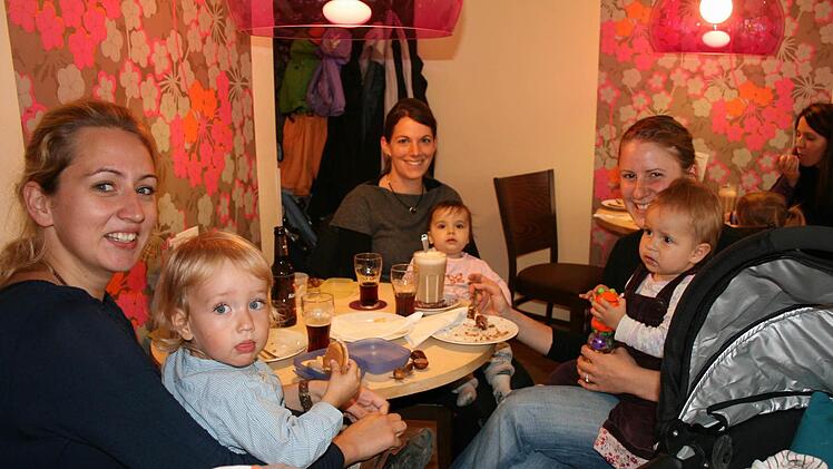 Ein Bild aus besseren Zeiten: Mareike Burghardt mit Levi, Anna-Lena Brehm mit Luna und Alexandra Porsch mit Matilda lassen es sich 2011 regelmäßig im Café Babbel gutgehen. Foto: Christiane Lehmann