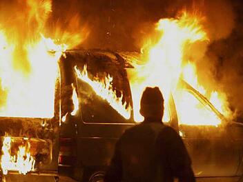 Nach einem technischen Defekt ist der Lkw eines 53-Jährigen am Mittwoch auf der A93 bei Thiersheim in Flammen aufgegangen. Symbolfoto: dpa