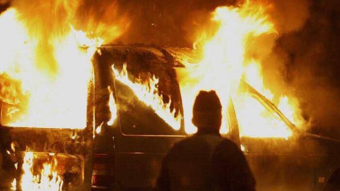 Nach einem technischen Defekt ist der Lkw eines 53-Jährigen am Mittwoch auf der A93 bei Thiersheim in Flammen aufgegangen. Symbolfoto: dpa