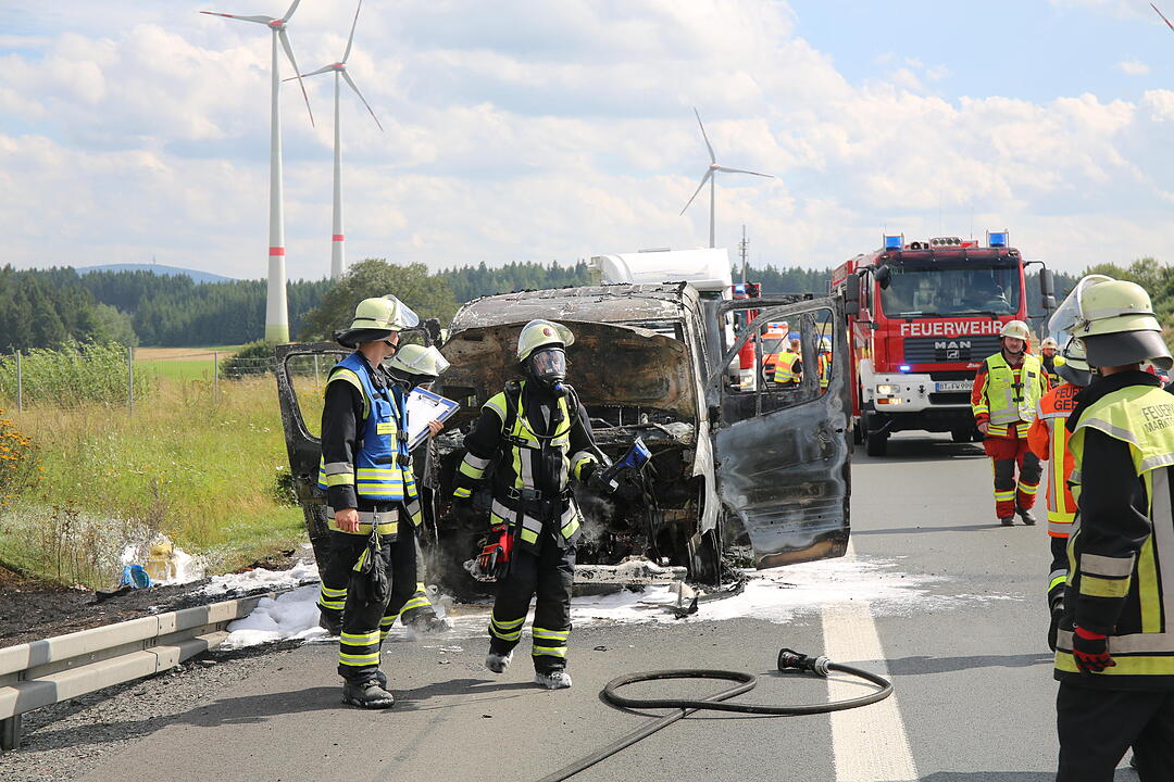 Kleintransporter brennt komplett aus:  A9 bei Münchberg komplett gesperrt