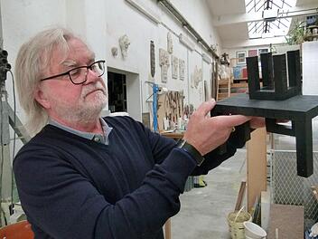 Der Künstler Albert Ultsch mit dem Modell für die Installation  "Machtpause" Foto: Marion Krüger-Hundrup