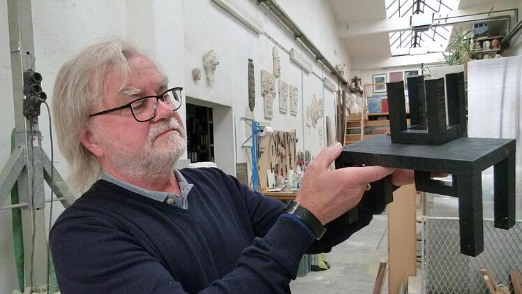 Der Künstler Albert Ultsch mit dem Modell für die Installation  "Machtpause" Foto: Marion Krüger-Hundrup