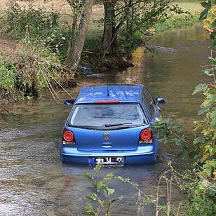 Landkreis Forchheim: Auto landet im Fluss
