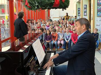 Andreas Klier führte den Grundschülern vor, wie schön das neue Klavier klingen kann. Foto: privat