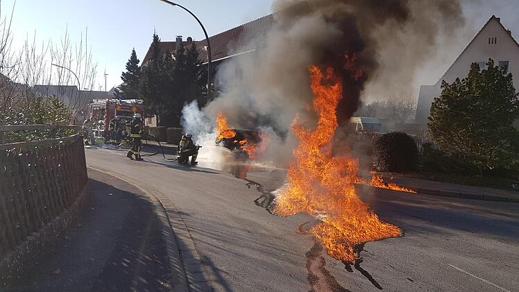 Pkw-Brand in der Karlsbergstraße. Walter Hartung
