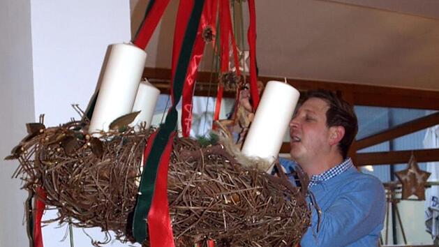 Es weihnachtet in Wagners Hotel. Christoph Wagner stellt mit dem Kranz den Advent in den Mittelpunkt. Foto: Susanne Deuerling