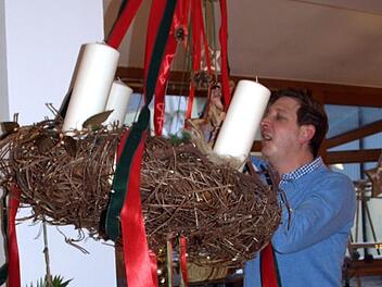 Es weihnachtet in Wagners Hotel. Christoph Wagner stellt mit dem Kranz den Advent in den Mittelpunkt. Foto: Susanne Deuerling