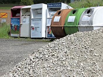 Wo neben dem Sportgelände aktuell noch die Recycling-Container Platz haben soll das neue Feuerwehrhaus in Weingarts entstehen, für das im Haushalt 200 000 Euro veranschlagt werden sollen. Foto: Johannes Höllein
