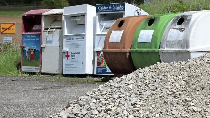 Wo neben dem Sportgelände aktuell noch die Recycling-Container Platz haben soll das neue Feuerwehrhaus in Weingarts entstehen, für das im Haushalt 200 000 Euro veranschlagt werden sollen. Foto: Johannes Höllein