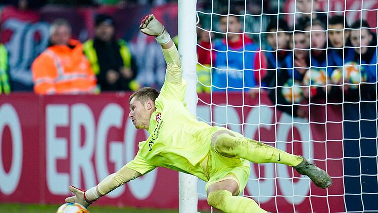 Torwart Lennart Grill in Aktion. Foto: Uwe Anspach/dpa