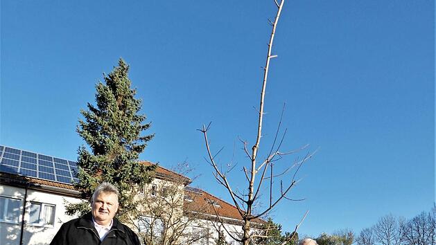 B&uuml;rgermeister Gerhard Schneider (links) und Hans Matussek, der die Mitarbeiter des gemeindlichen Bauhofes auch bei Pflegearbeiten wie dem Ausasten von B&auml;umen unterst&uuml;tzt.  Foto: Werner Rei&szlig;aus