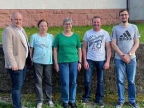 Neu gewählt wurden Ortsobmann Sebastian Schneider (2.v.r.) und sein Stellvertreter Thomas Rottenberger (rechts), unterstützt werden die beiden von der erfahrenen Ortsbäuerin Sigrid Rottenberger (Mitte) und ihrer Stellvertreterin Monika Schneider (2.v.l.). Zu den ersten Gratulanten gehörte Bürgermeister Daniel Wehner (links). Foto: Kathrin Kupka-.Hahn