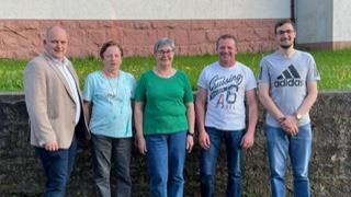 Neu gewählt wurden Ortsobmann Sebastian Schneider (2.v.r.) und sein Stellvertreter Thomas Rottenberger (rechts), unterstützt werden die beiden von der erfahrenen Ortsbäuerin Sigrid Rottenberger (Mitte) und ihrer Stellvertreterin Monika Schneider (2.v.l.). Zu den ersten Gratulanten gehörte Bürgermeister Daniel Wehner (links). Foto: Kathrin Kupka-.Hahn