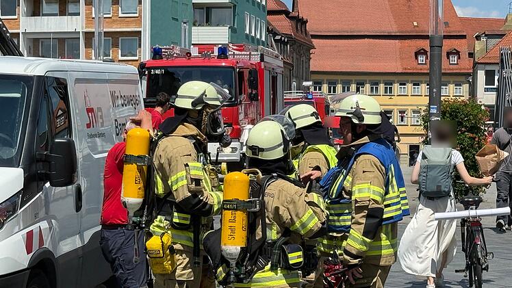 Kohlenmonoxid-Austritt in Wohn- und Gesch&auml;ftshaus: Stra&szlig;e muss gesperrt werden
