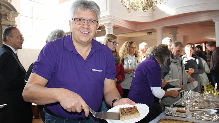 Norbert Schüßler teilt Essen aus. Foto: Ralf Ruppert