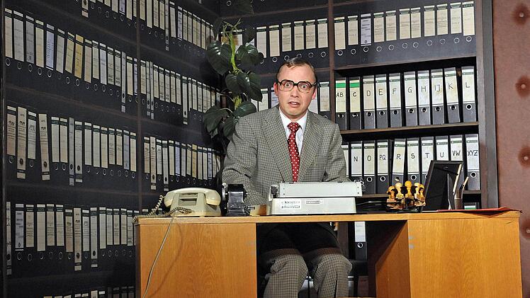 Szene aus dem Heinz-Erhardt-Abend des Coburger Landestheaters mit Ingo Paulick.Foto: Andrea Kremper