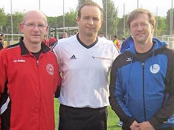 Klaus Hirschberg (l.) und Michael Jung (r.) mit Ex-Bundesligaspieler Dirk Lottner auf dem Trainingsgelände in Santa Susanna an der Costa Brava Foto: privat