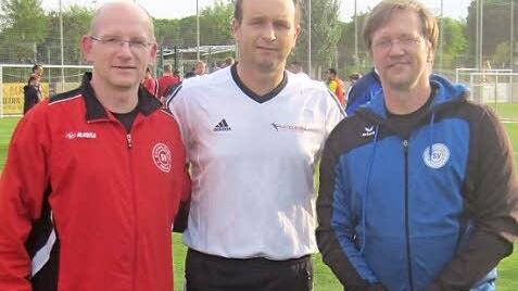 Klaus Hirschberg (l.) und Michael Jung (r.) mit Ex-Bundesligaspieler Dirk Lottner auf dem Trainingsgelände in Santa Susanna an der Costa Brava Foto: privat