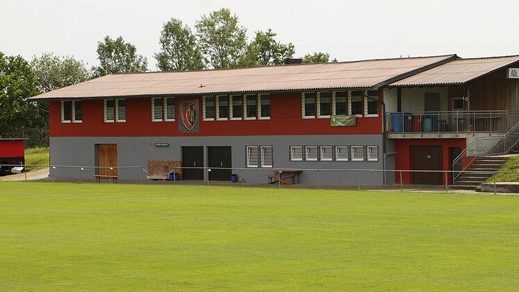 Das Sportheim des FC Neubrunn mit dem Rasenplatz im Vordergrund.Foto: Günther Geiling