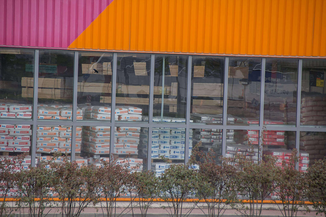 Folgenschwerer Betriebsunfall auf BaumarktgeländePalette rutscht von Gabelstapler – 31-jähriger Kunde wird von Betonsteinen begraben und stirbt