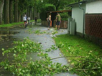 Die Anwohner räumen nach dem Sturm gleich auf. Foto: Günter Ebert