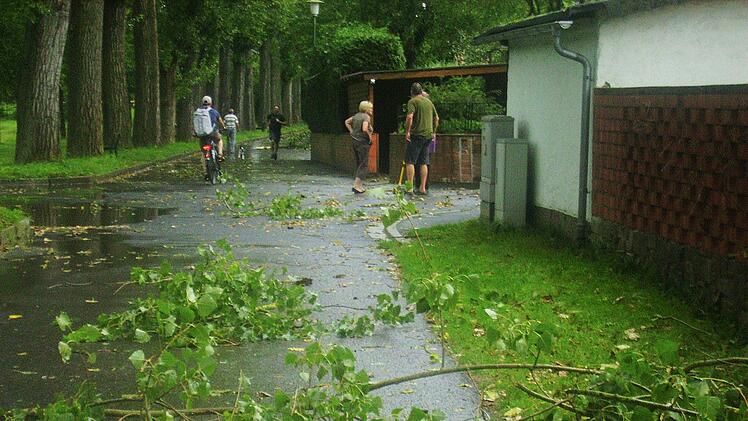 Die Anwohner räumen nach dem Sturm gleich auf. Foto: Günter Ebert