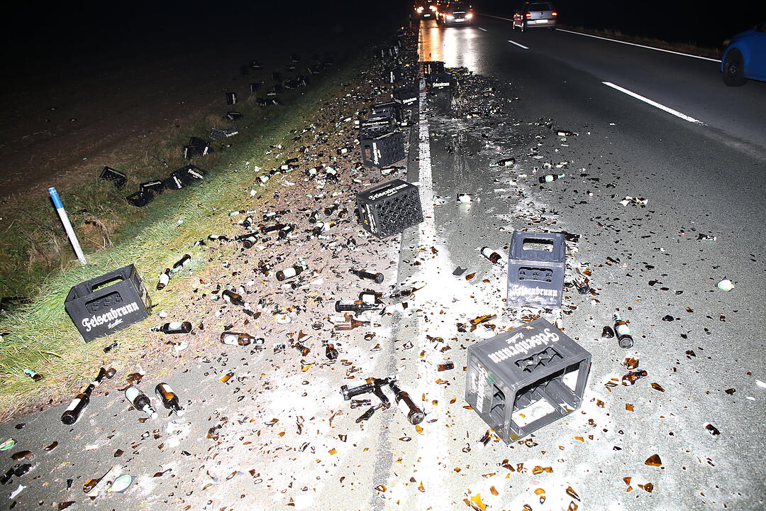 Oberfranken: Bierlaster verliert Ladung auf B173