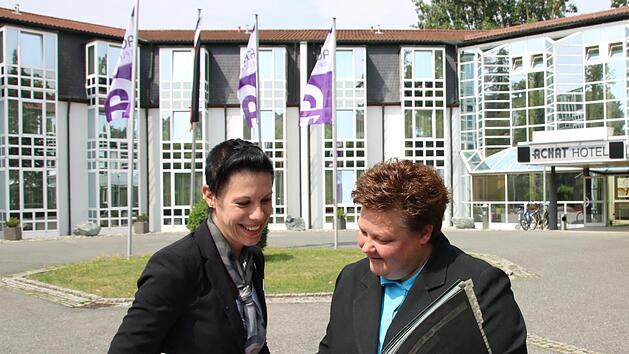 Hotelchefin Silke Götz (rechts)  und   Empfangschefin Anne Meisel freuen sich, wieder Gäste im Kulmbacher Achat-Plaza-Hotel  begrüßen zu dürfen.  Foto: Stephan Tiroch