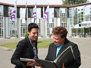Hotelchefin Silke Götz (rechts)  und   Empfangschefin Anne Meisel freuen sich, wieder Gäste im Kulmbacher Achat-Plaza-Hotel  begrüßen zu dürfen.  Foto: Stephan Tiroch
