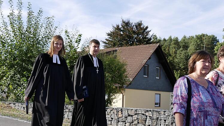 In einer Prozession,  mit allen, die dienstlich und ehrenamtlich mit Pfarrerin Romina Englert den Alltag teilten, schritt Englert als letzte neben Dekan Kirchberger zum Gotteshaus.    Manja von Nida