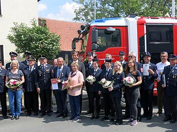 Gruppenbild der Geehrten mit - in der Mitte - den  vier  ausgezeichneten Feuerwehrfrauen Foto: Dagmar Niemann