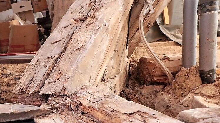 Das Dachgebälk des Südflügels, der vor 330 Jahren angebaut wurde, ist morsch.