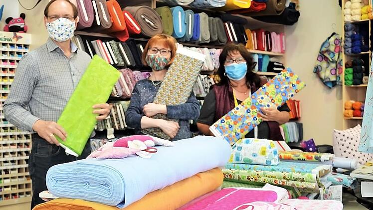 Die Inhaber von Nähmaschinen Fugmann Peter und Katjana Oesterlein (von links) und Mitarbeiterin Sabine Seelow haben alle Hände voll zu tun: Stoffe für Masken sind gefragt wie nie.  Fotos: Sandra Hackenberg