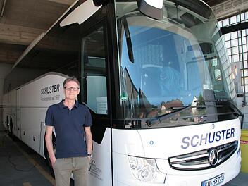 Stefan Schuster vor einem seiner Reisebusse. Das Fahrzeug steht seit Wochen. Foto: Jürgen Gärtner