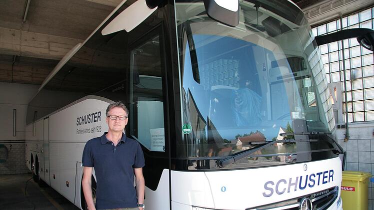 Stefan Schuster vor einem seiner Reisebusse. Das Fahrzeug steht seit Wochen. Foto: Jürgen Gärtner