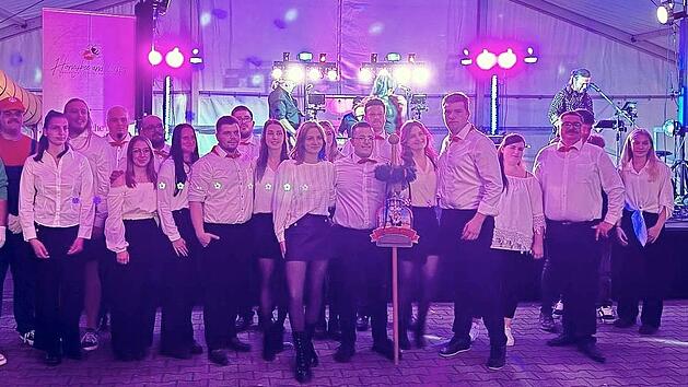 Die Kerwasburschen und -madli im Bucher Festzelt nach dem Raustanzen.