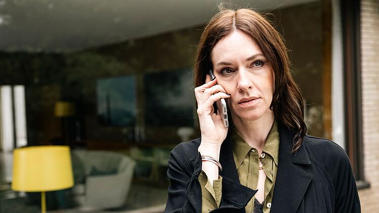 Die Verfassungsschut-Mitarbeiterin Larissa Hollig (Kim Riedle) möchte die undichte Stelle in ihrer Abteilung möglichst schnell finden.
