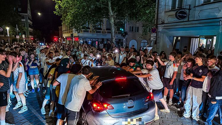 Ausnahmezustand in der Bamberger Innenstadt: 4000 Menschen feiern Sieg der National-Elf