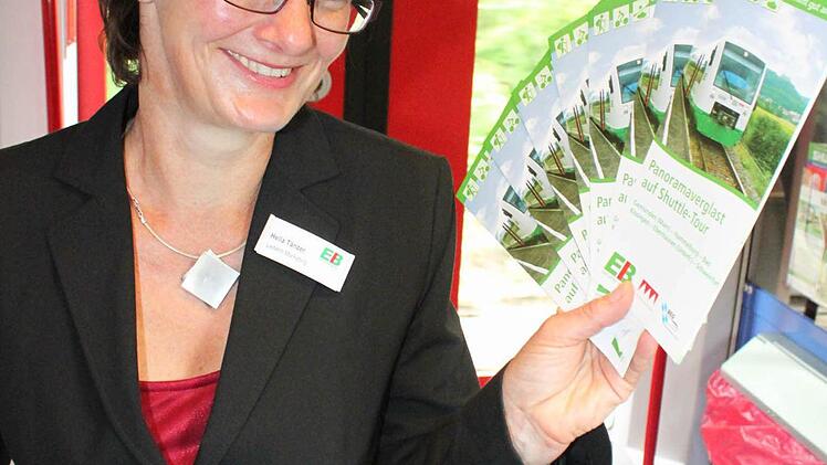 Werbung für die Erfurter Bahn: Marketing-Leiterin Hella Tänzer mit Prospekten.