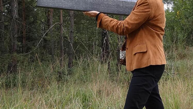 Andrea Thema mit einem ihrer Objekte. Foto: Johanna Eckert