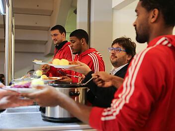 Nach dem Training mit den Bällen, teilten sie am Montag Klöße und Braten an Bedürftige aus: Dalibor Bagaric, Ryan Thompson, Trainer Andrea Trinchieri und Brad Wanamaker (von links) in der Brose Arena. Foto: Barbara Herbst