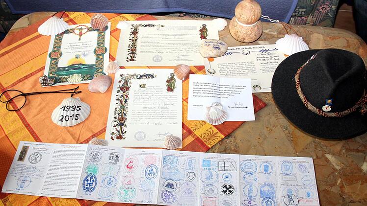 Die wichtigsten Utensilien - vorneweg der Pilgerpass Foto: Johanna Blum