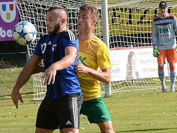 Stillstand ist Rückschritt: Weder die SpVgg Jahn Forchheim mit Adem Selmani (vorne) noch der Aufsteiger aus Bamberg mit Felix Strobler kann mit dem 1:1 sonderlich gut leben.  Foto: herzopress
