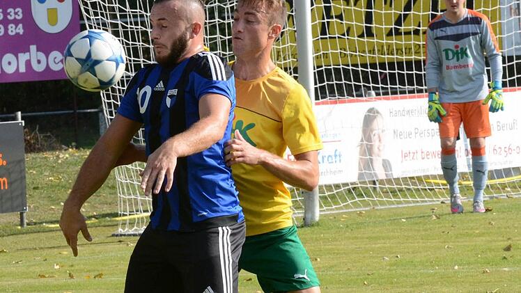 Stillstand ist Rückschritt: Weder die SpVgg Jahn Forchheim mit Adem Selmani (vorne) noch der Aufsteiger aus Bamberg mit Felix Strobler kann mit dem 1:1 sonderlich gut leben.  Foto: herzopress